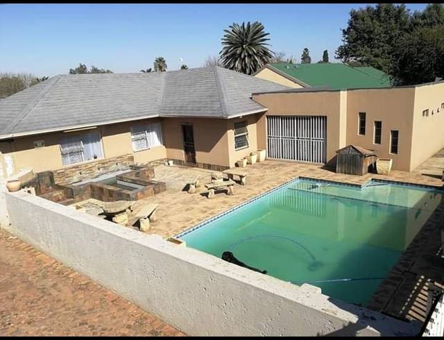 3 BEDROOM HOUSE FOR SALE IN VANDERBIJLPARK SE 2